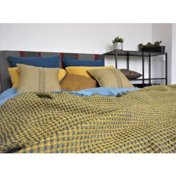 Linen throw in blue, 123x185 cm. 