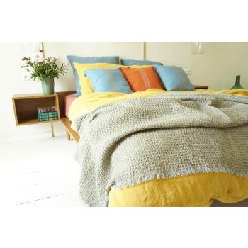 Linen throw in light blue, 123x185 cm.